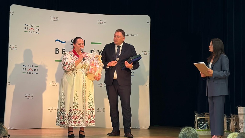 Zástupkyňa v tradičnom kroji na pódiu počas osláv 25. výročia Euroregiónu Beskydy