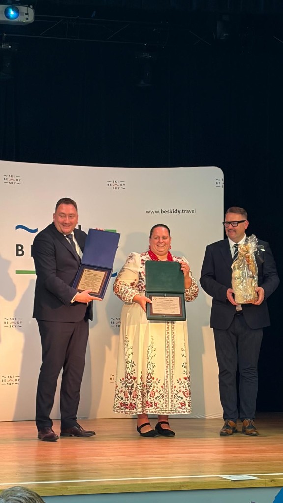 Ceremoniálne odovzdávanie pamätných tabuliek a darčekov počas osláv 25. výročia Euroregiónu Beskydy