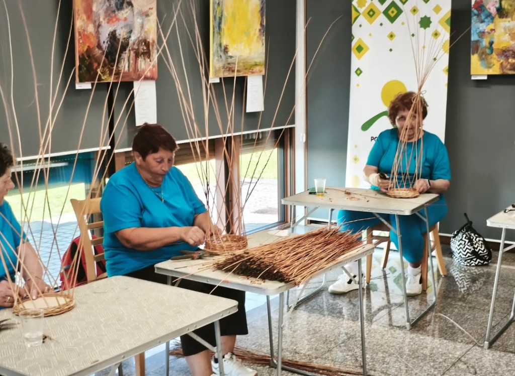Účastníčky workshopu tradičného pletenia z prútia pri práci s prútim a náradím v Jasienici