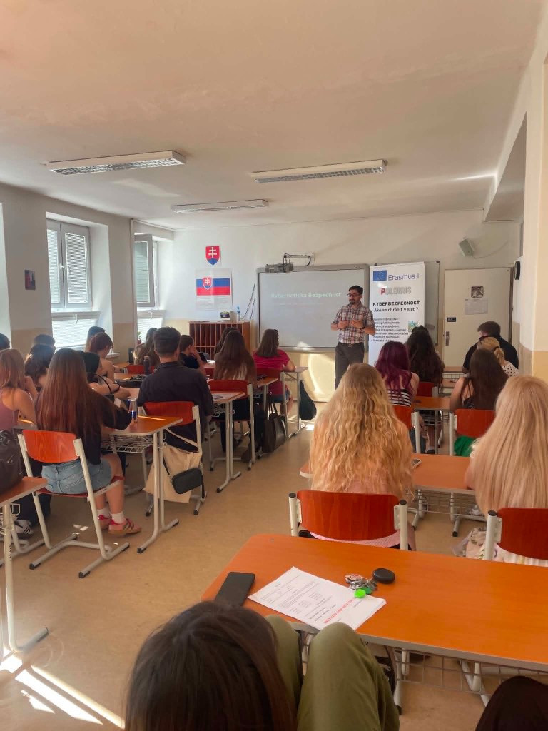 Seminár o kybernetickej bezpečnosti pre študentov Obchodnej akadémie v Žiline v rámci projektu Erasmus+ Fact Force!, organizovaný OZ Polonus
