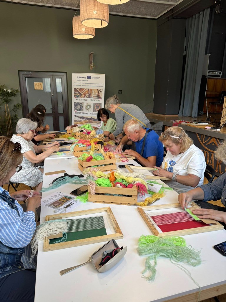 Účastníci workshopu pri tkaní