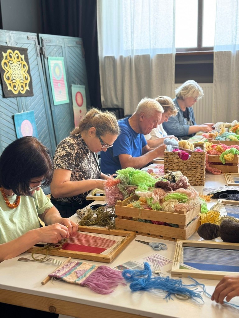 Účastníčky workshopu pri krosnách