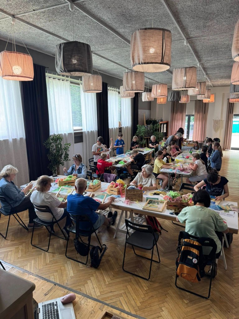 Účastníci tkáčskeho workshopu pri práci