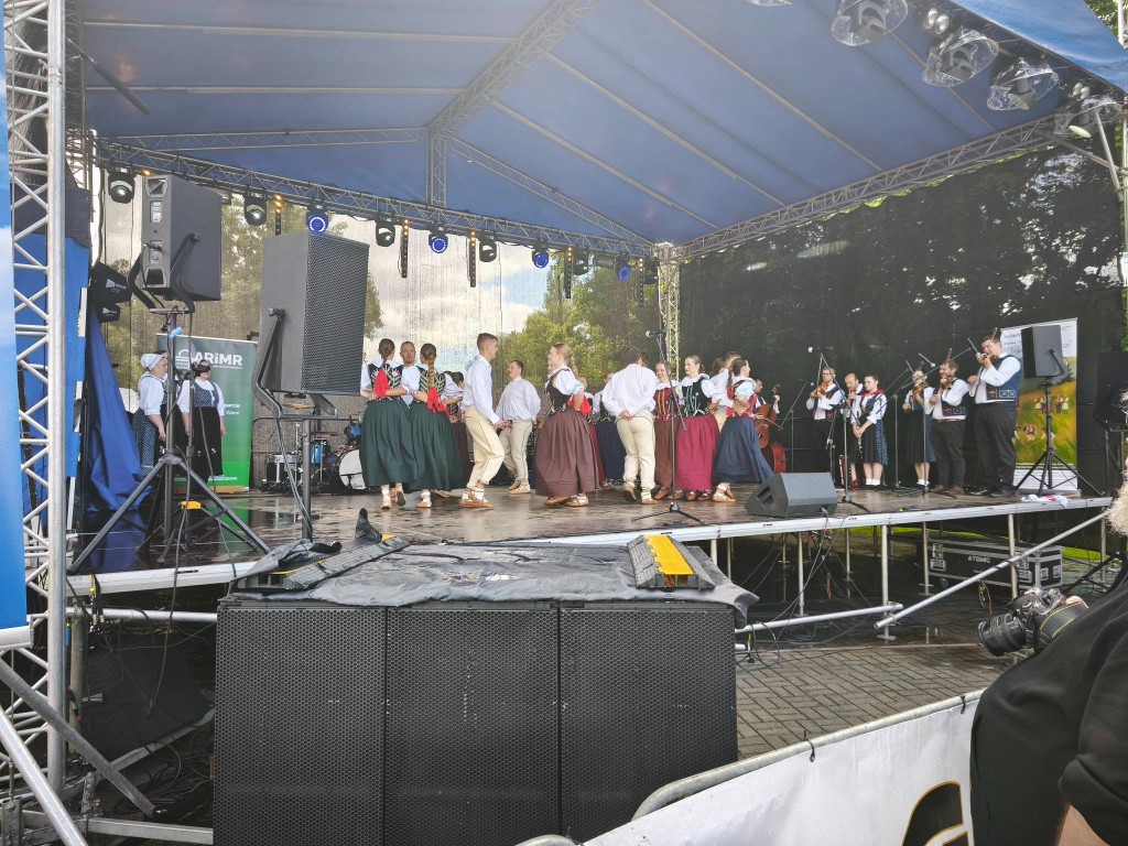 Vystúpenie folklórneho súboru s kapelou