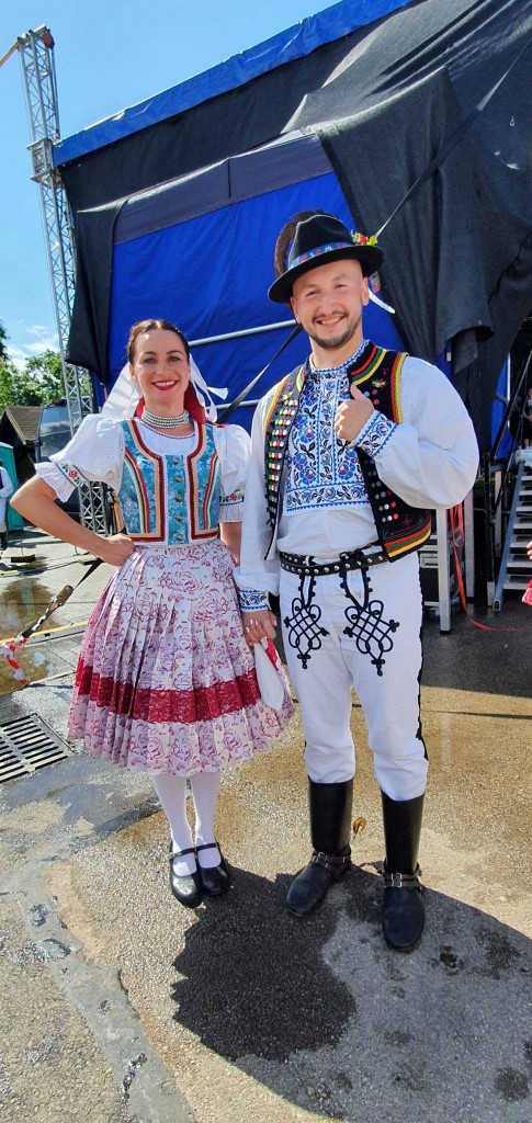 Pár v slovenských ľudových krojoch