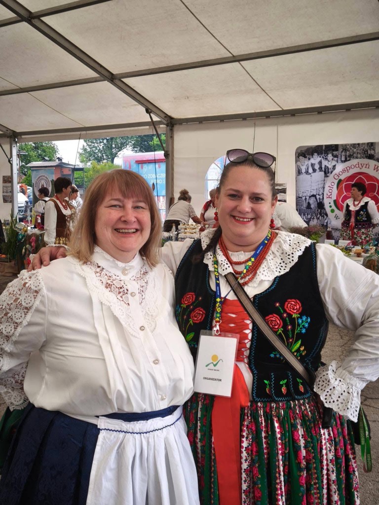 Tanečníci v modrých krojoch na pódiu