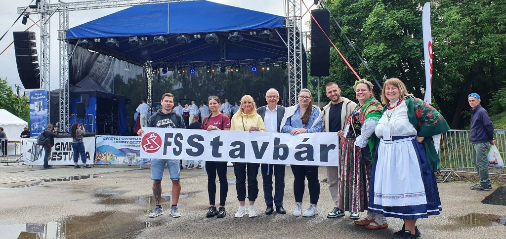 Tanečnice súboru STAVBAR na pódiu