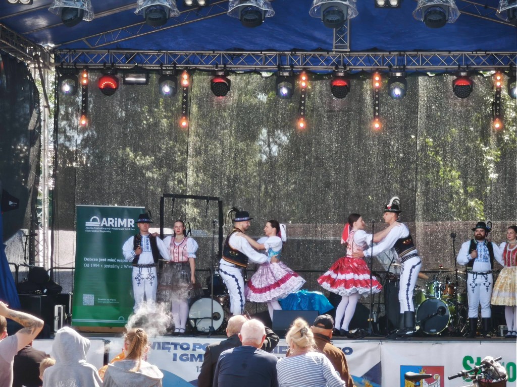 Tanečné vystúpenie súboru STAVBAR