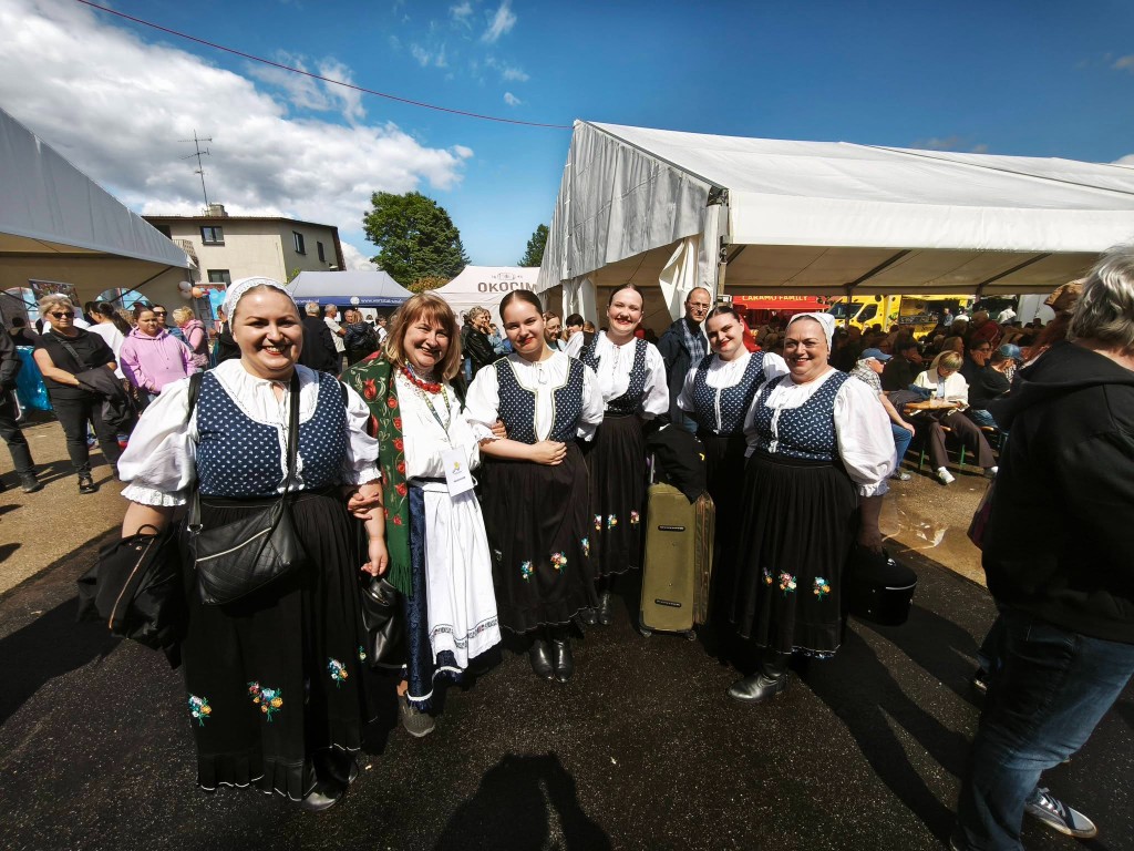 Skupina so zástavou FS STAVBAR