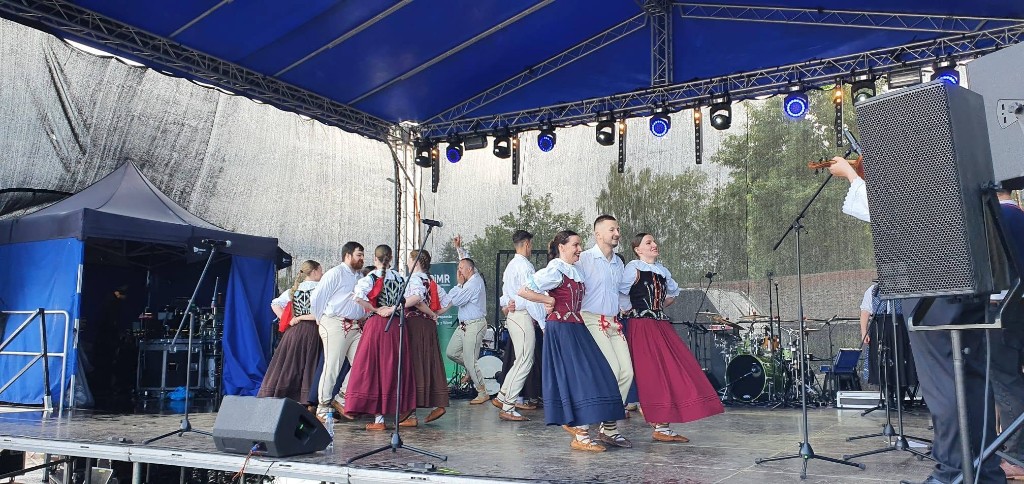Členky súboru STAVBAR v krojoch