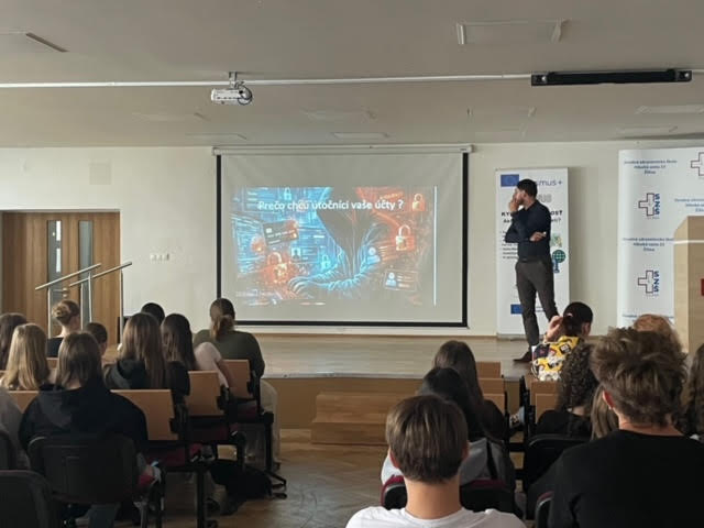Workshop o kyberbezpečnosti v plnej posluchárni