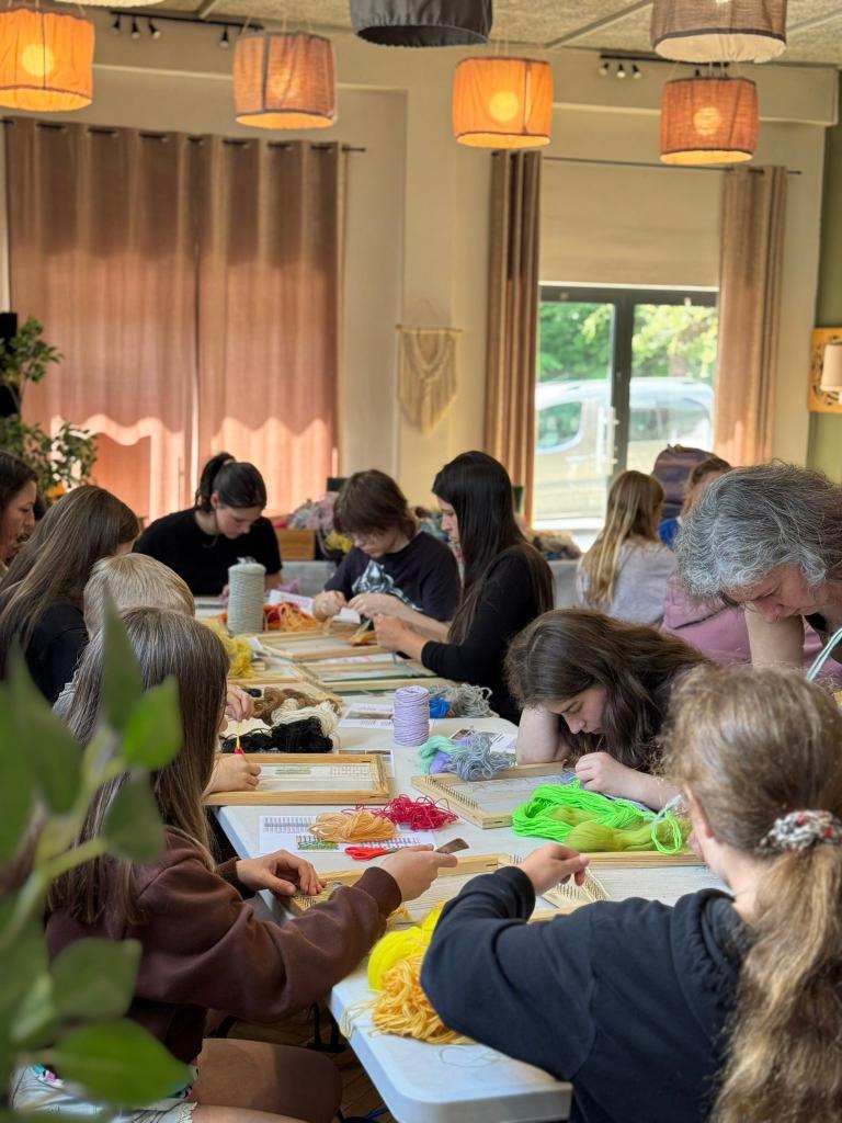 Deti a mládež pri tkáčskom workshope pri stoloch v Belej