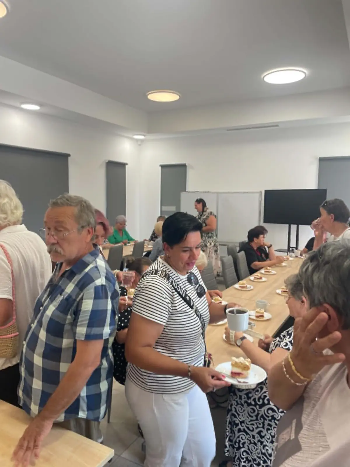 Účastníci pri občerstvení počas bylinkárskeho workshopu vo Wilamowiciach