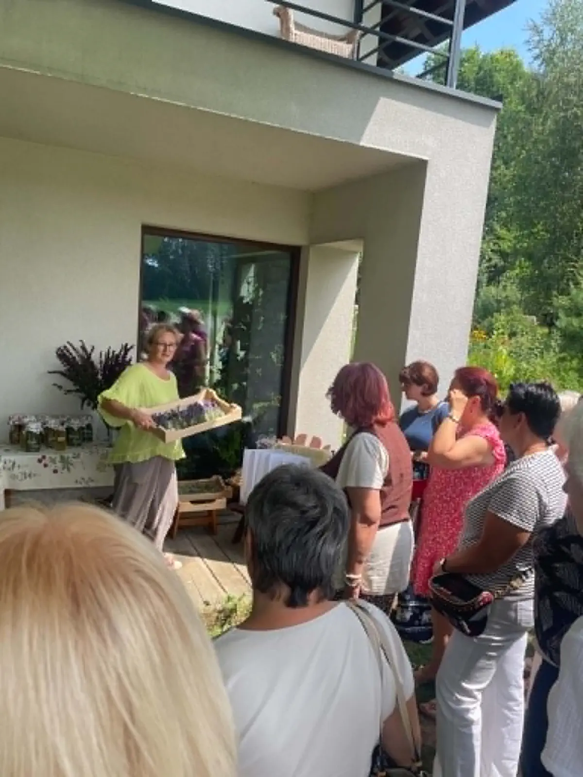 Prednáška o bylinkách pre poľsko-slovenskú skupinu na terase vo Wilamowiciach