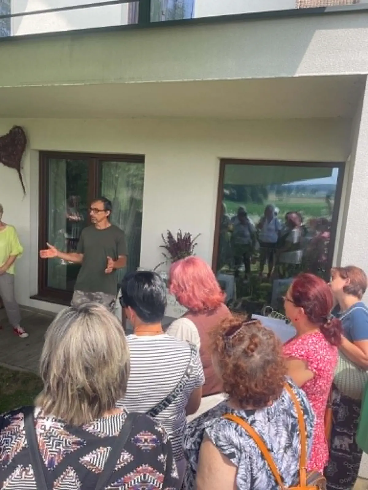 Výklad lektora pre účastníkov bylinkárskeho workshopu na terase