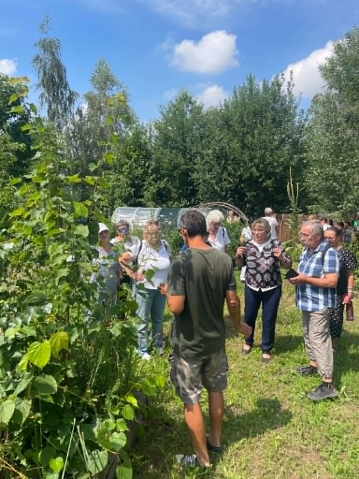 Komentovaná prehliadka bylinkovej záhrady pre účastníkov vo Wilamowiciach
