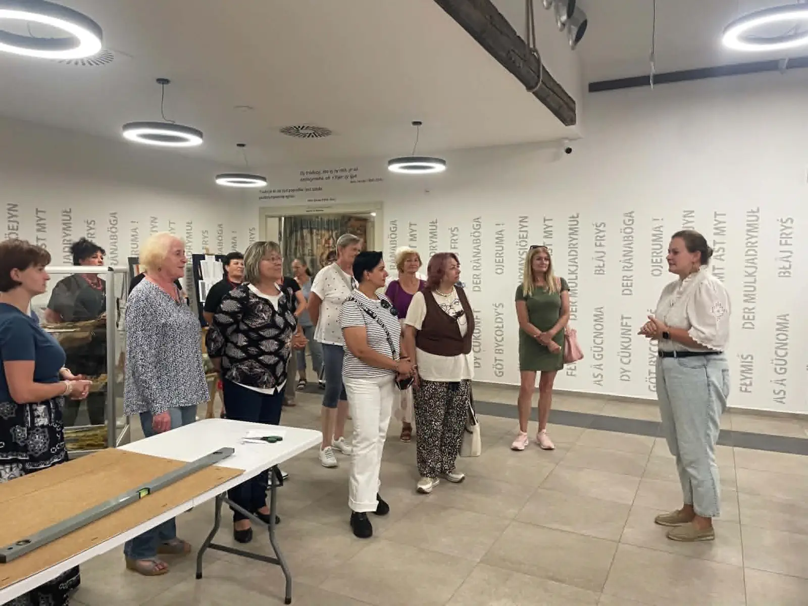 Sprievodkyňa predstavuje expozíciu Múzea kultúry vo Wilamowiciach