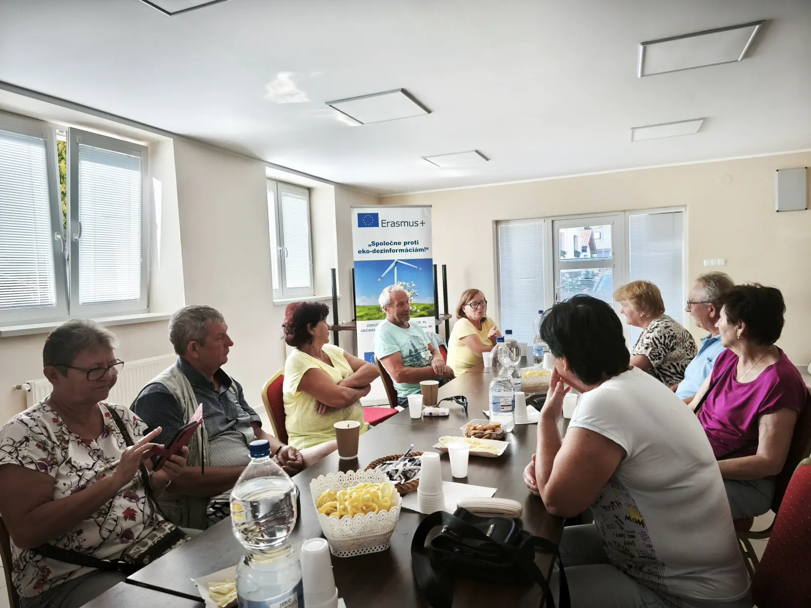 Seniori na seminári o eko-dezinformáciách v Obecnom úrade v Divinke