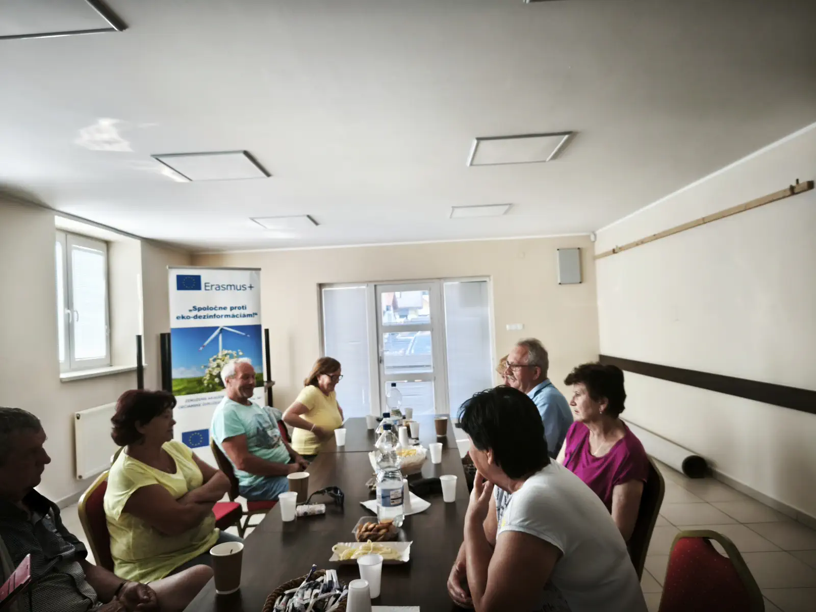 Diskusia seniorov počas seminára Erasmus+ o eko-dezinformáciách v Divinke