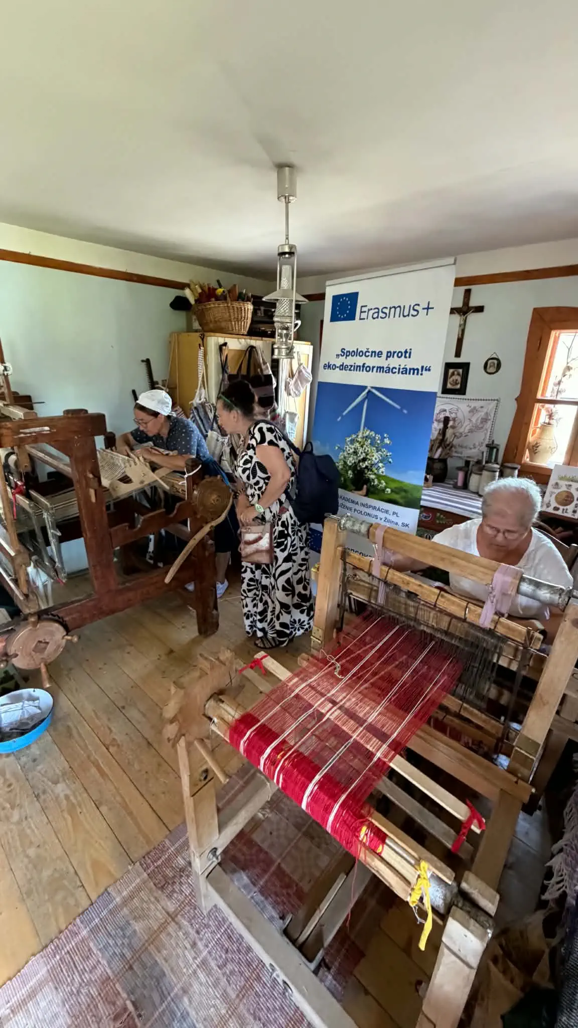 Seniori počas vzdelávacieho seminára o eko-dezinformáciách v Kúdeľnej izbe v Strečne