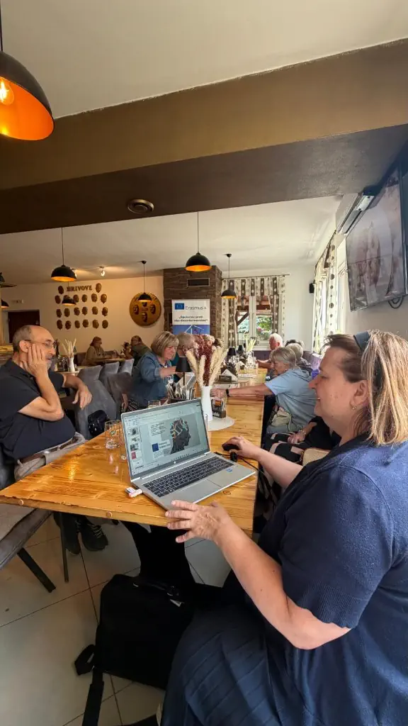 Prezentácia o dezinformáciách na laptopu počas seminára v Divine
