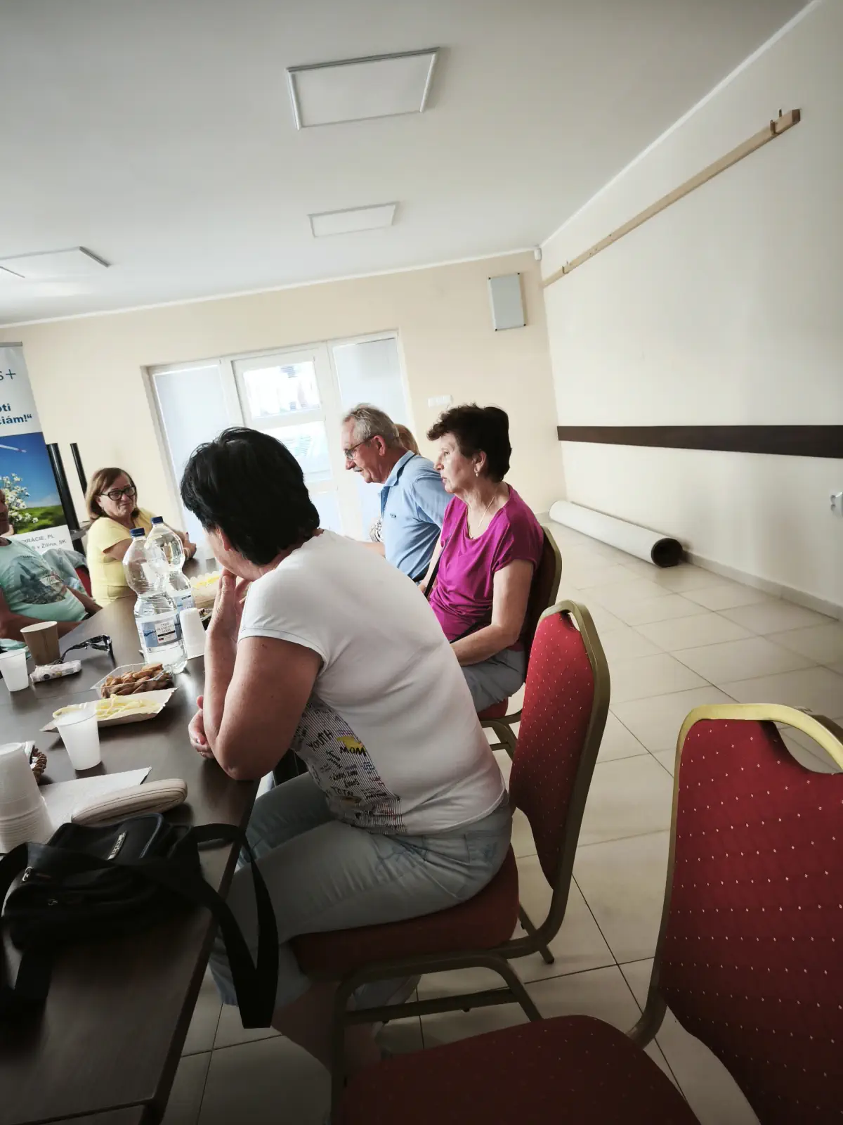 Účastníci vzdelávacieho seminára v konferenčnej miestnosti Obecného úradu v Divinke