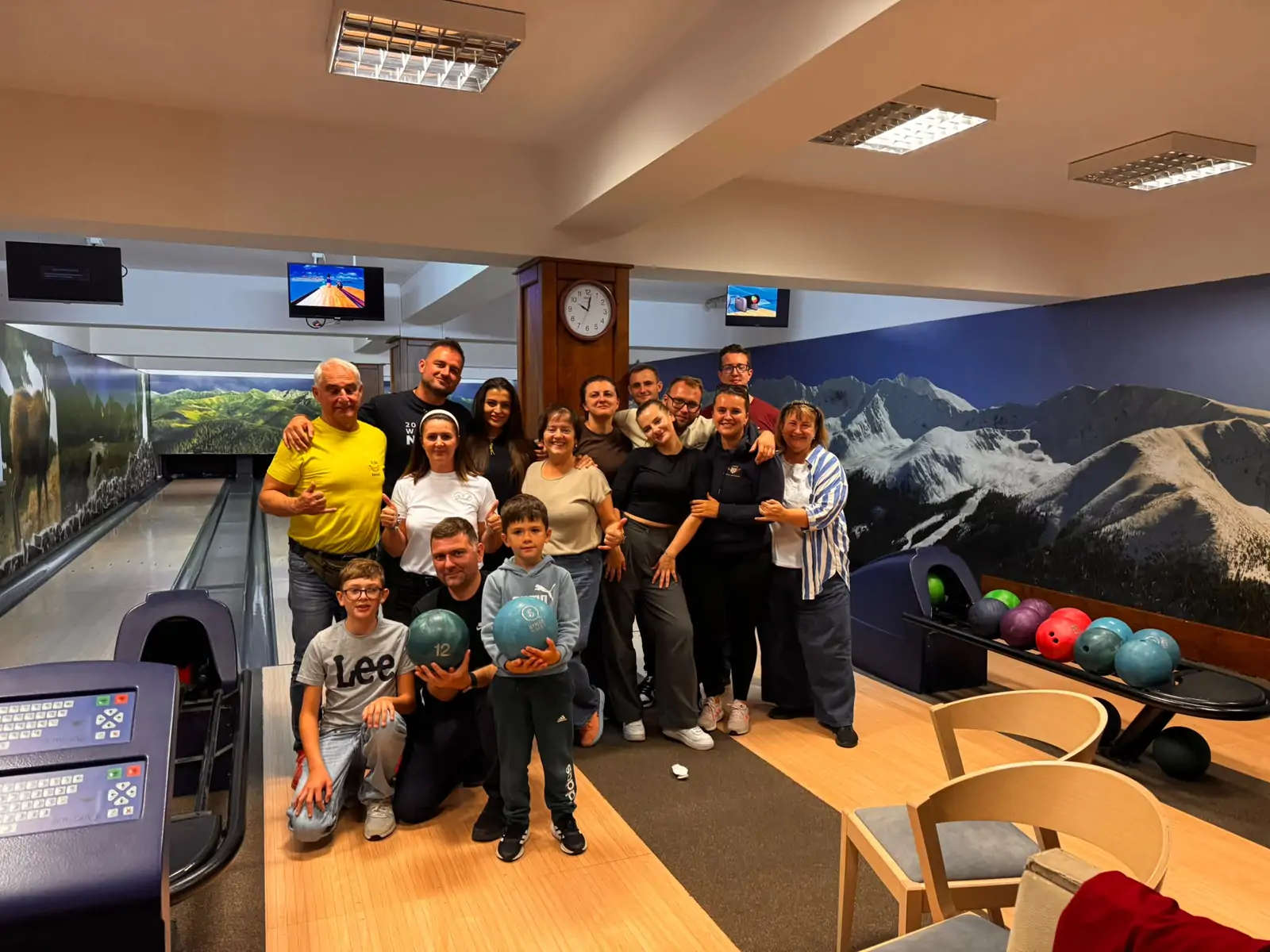 Účastníci počas bowlingového večera na 28. stretnutí