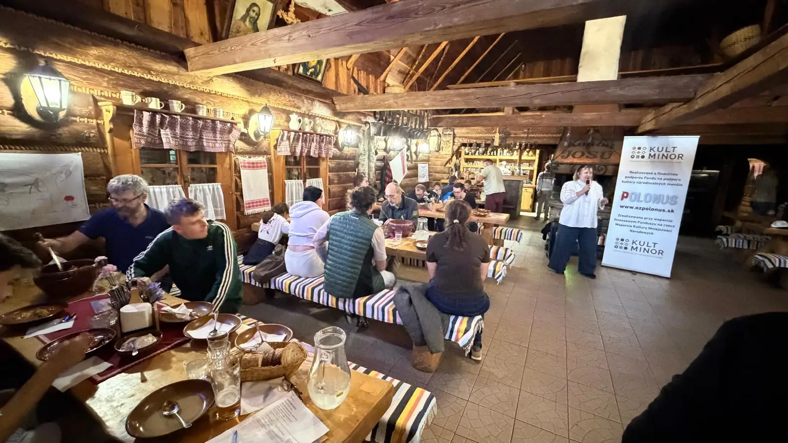 Program 28. stretnutia s účastníkmi a bannerom OZ Polonus
