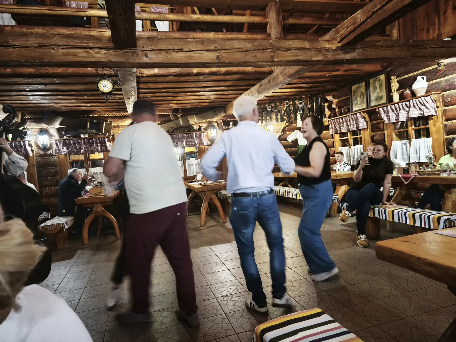 Spoločný tanec účastníkov 28. stretnutia v Zuberci