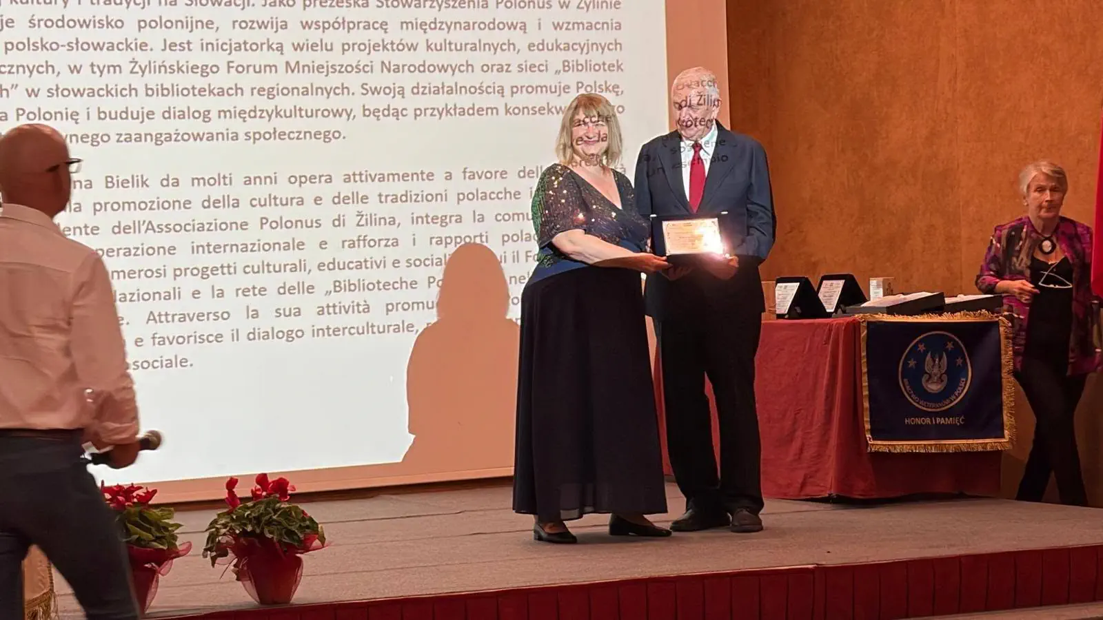 Dvojica laureátov s oceneniami pred projekčným plátnom