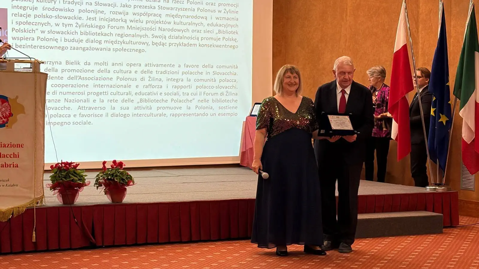 Laureáti na pódiu pri vlajkách počas súťaže Polak Roku