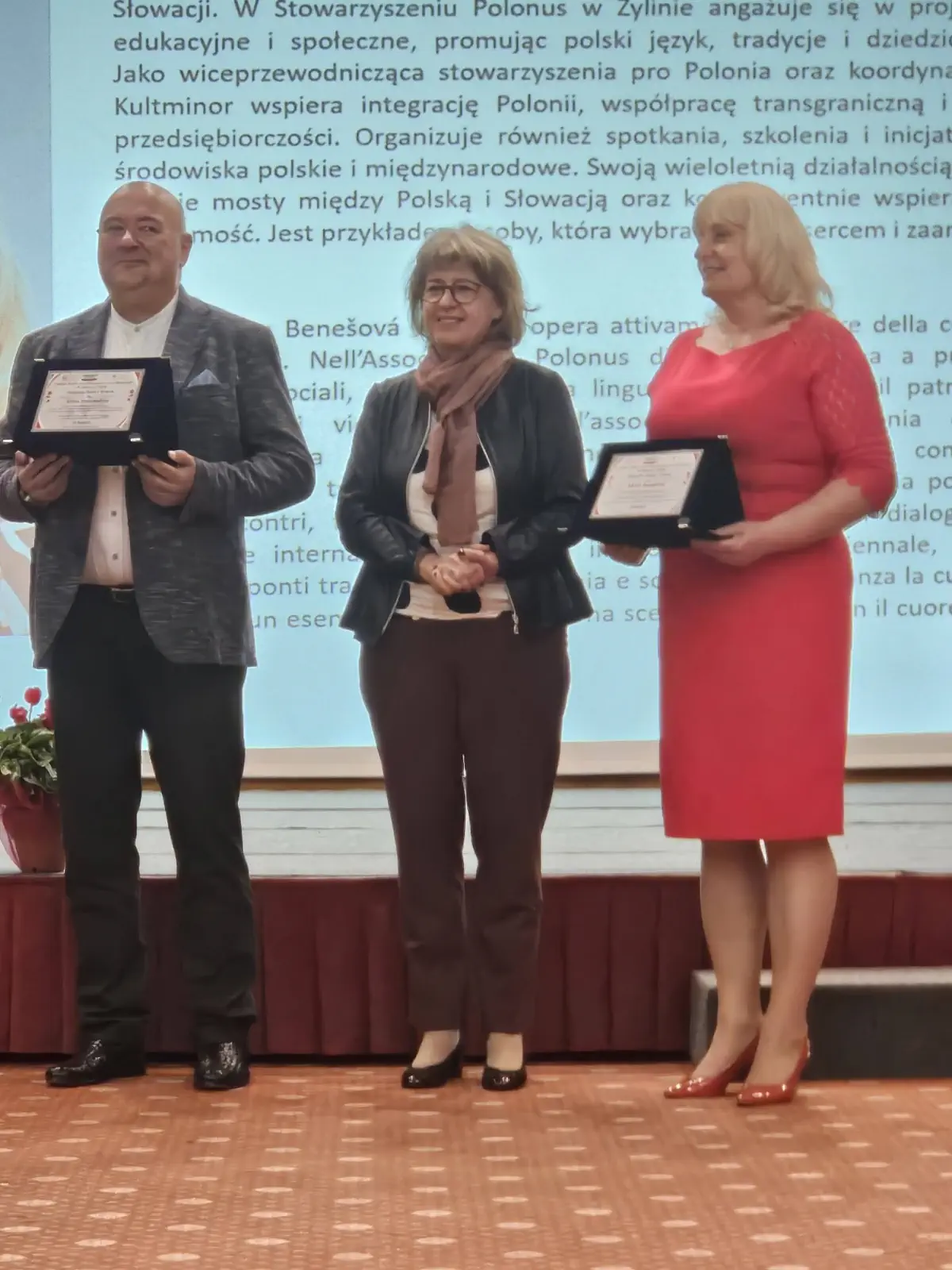 Laureáti s plaketami na pódiu súťaže Polak Roku